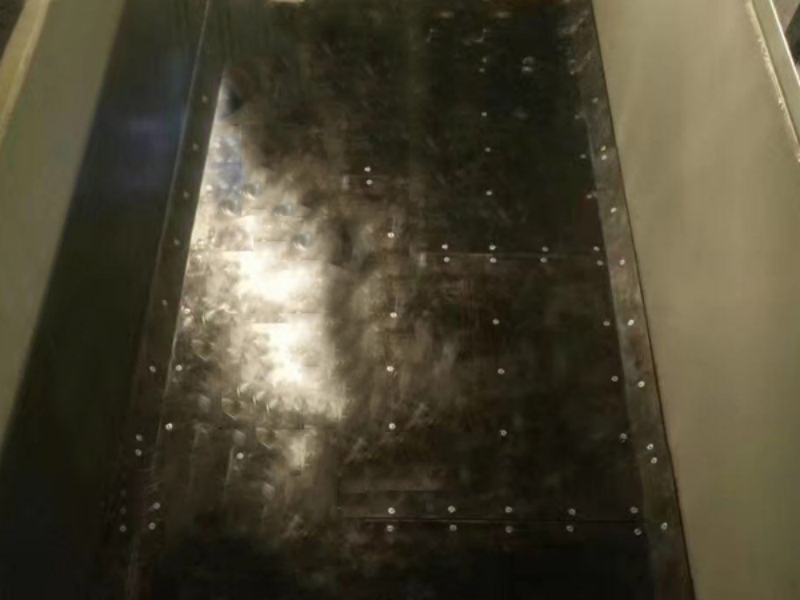 困擾司機(jī)師傅的車(chē)底粘黏？安陽(yáng)宏誠(chéng)自卸車(chē)車(chē)底滑板解決你的困擾！