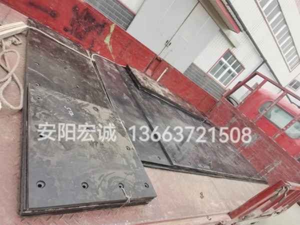 自卸車車底滑板發(fā)貨南寧，安陽宏誠自卸車車底滑板卸車沒煩惱！